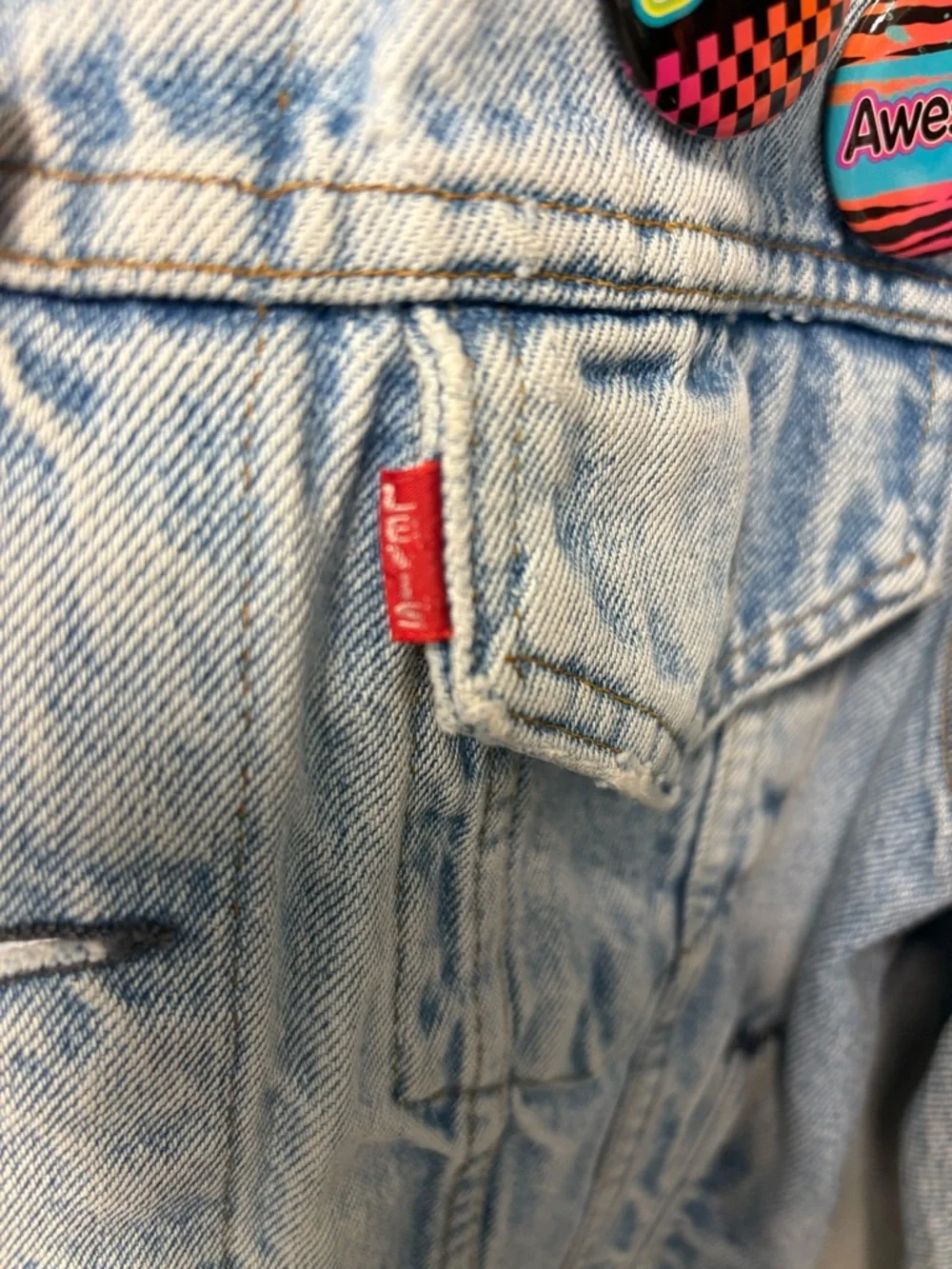 Vintage Levi's Light Blue Denim Jacket with Colorful 80’s Pins - Picture 2 of 10